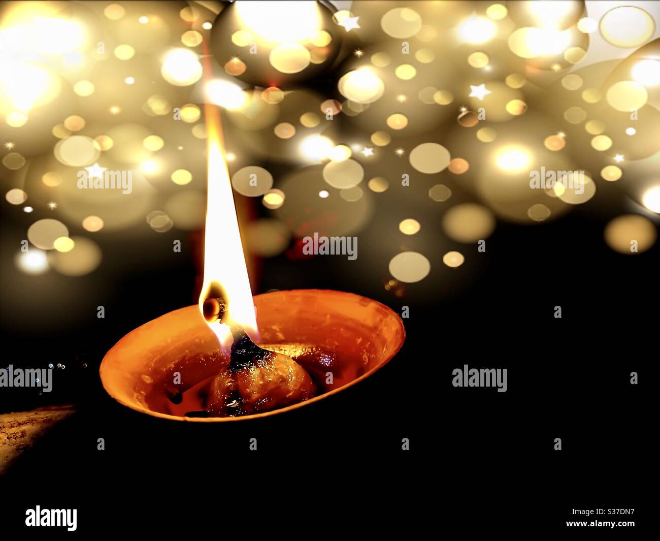 Splendidi fuochi d'artificio e diya Clicca diwali celebrazioni india Foto Stock