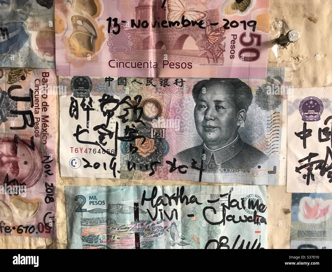 Un disegno di legge cinese firmato yuans. Il fatto di acordare ad alcuni esperti Coronavirus sta creando una guerra economica tra Cina e Stati Uniti. Foto Stock