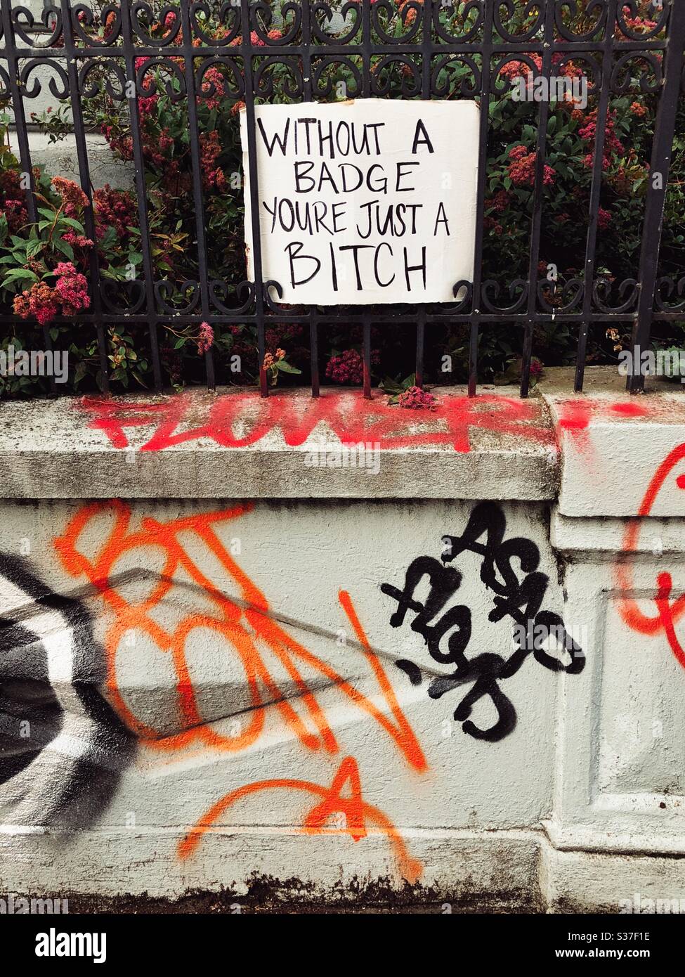 Graffiti e cartello fatto a mano sulla recinzione del parco Cal Anderson sulla zona autonoma di Capitol Hill A seattle Foto Stock