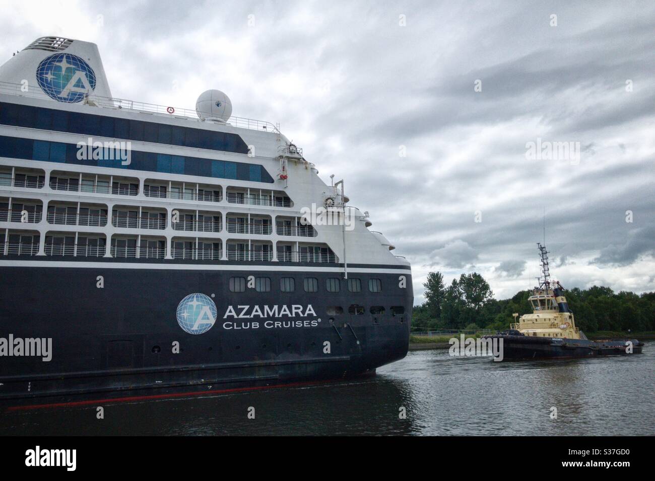 Viaggio ad Azamara e rimorchiatore navigando lungo il fiume Clyde. Foto Stock