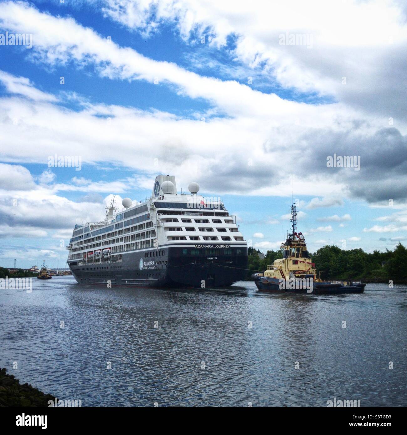 Viaggio ad Azamara e rimorchiatore navigando lungo il fiume Clyde. Foto Stock