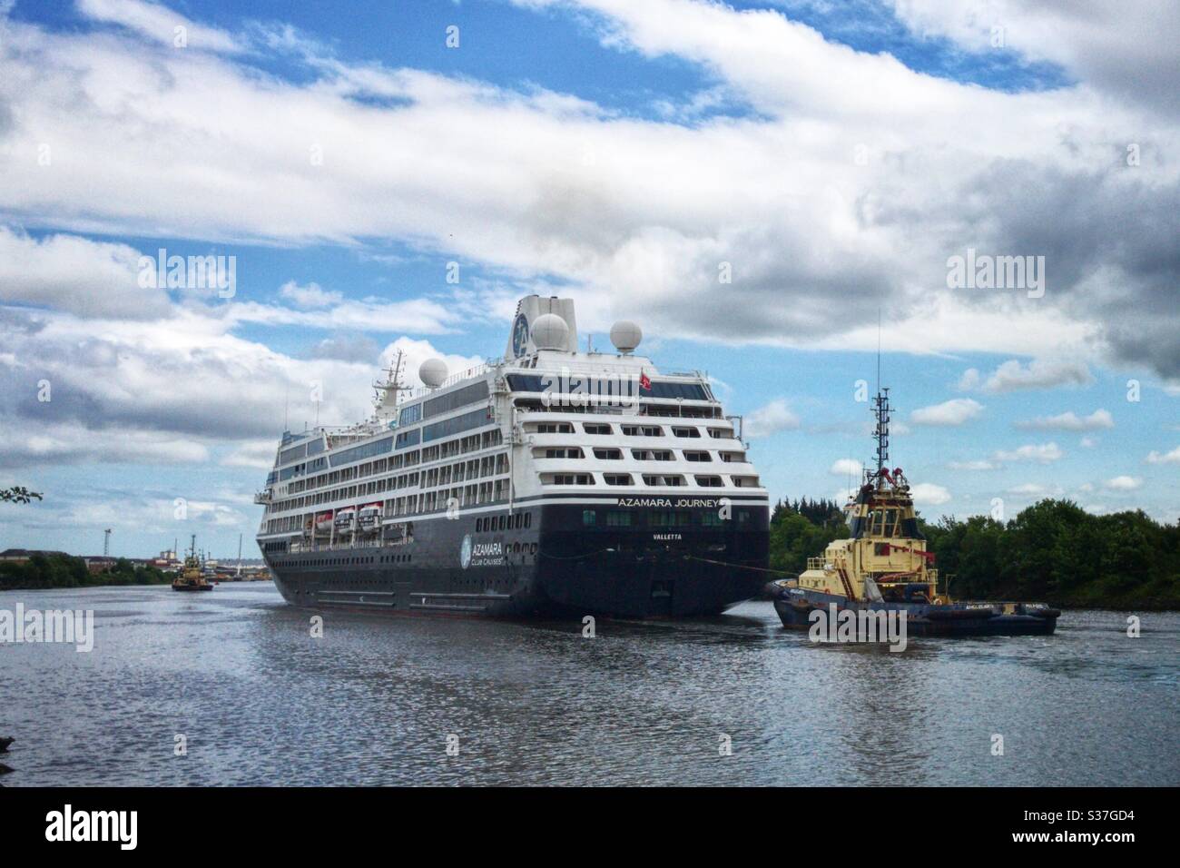 Viaggio ad Azamara e rimorchiatore navigando lungo il fiume Clyde. Foto Stock