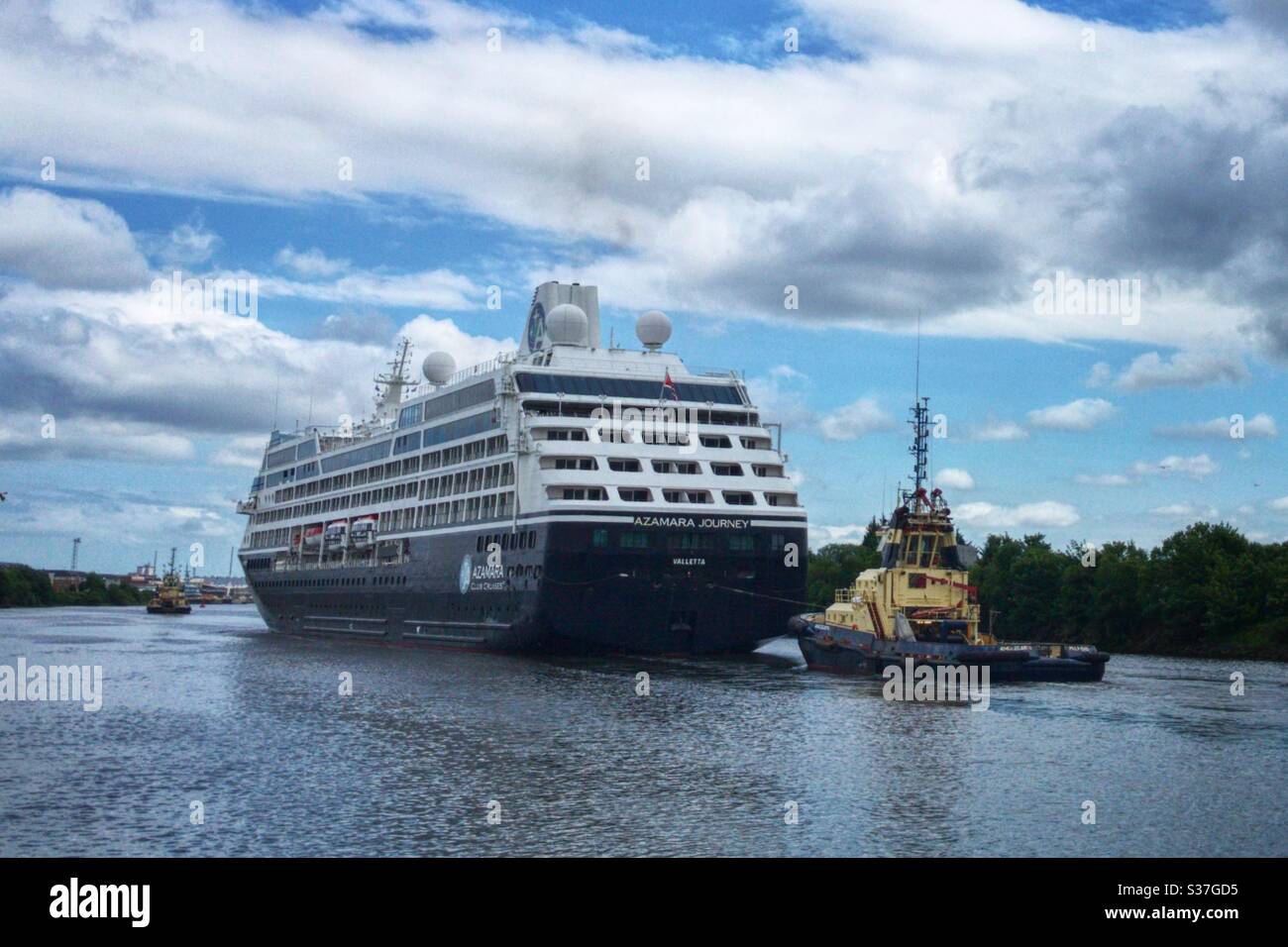 Viaggio ad Azamara e rimorchiatore navigando lungo il fiume Clyde. Foto Stock