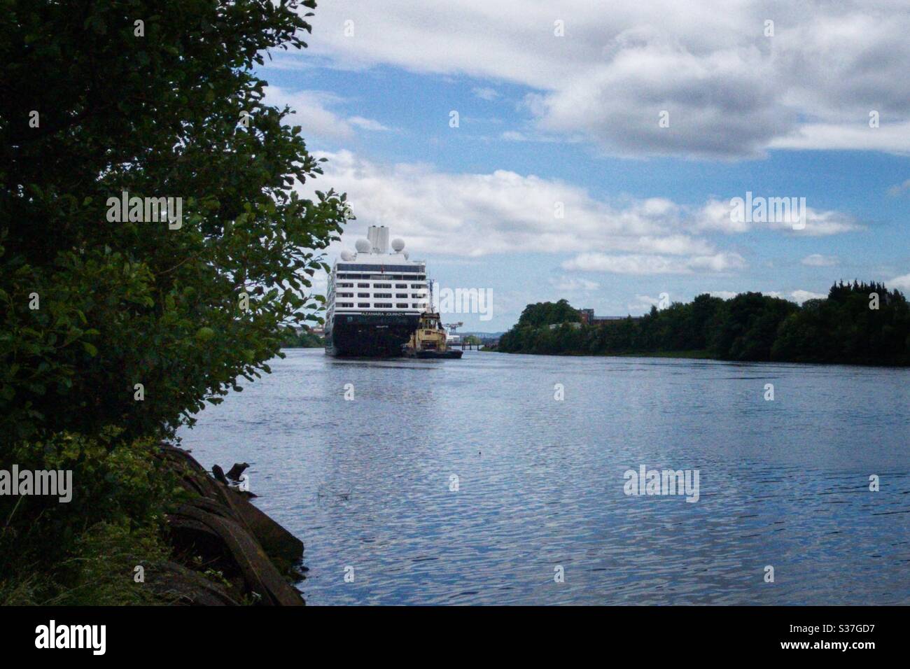 Viaggio ad Azamara e rimorchiatore navigando lungo il fiume Clyde. Foto Stock