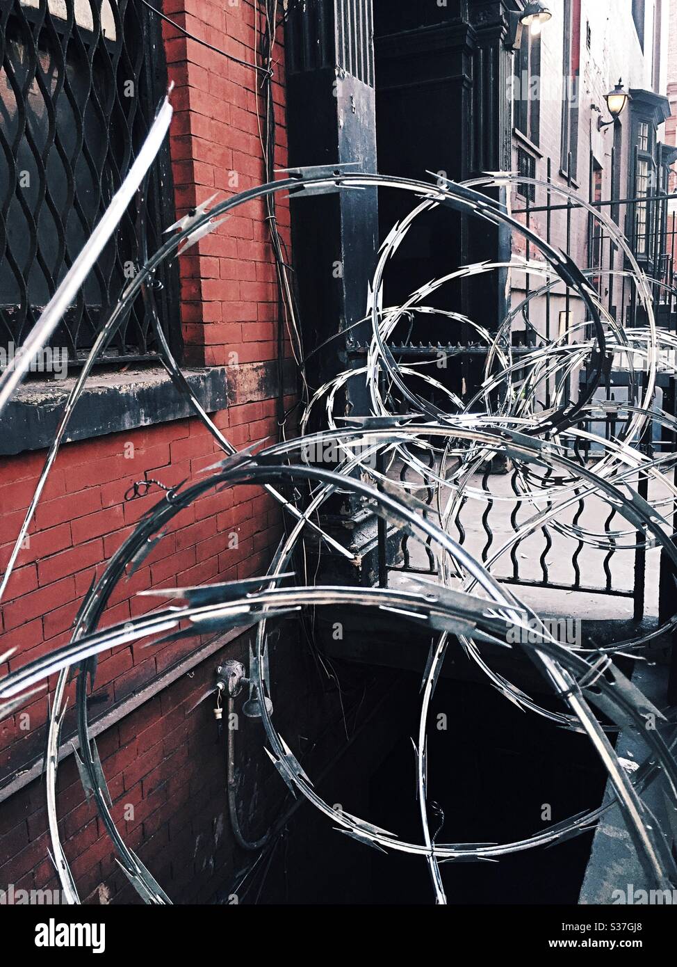 Filo di concertina collocato nelle entrate degli edifici a seguito di saccheggi e saccheggi, giugno 2020, New York City, Stati Uniti Foto Stock