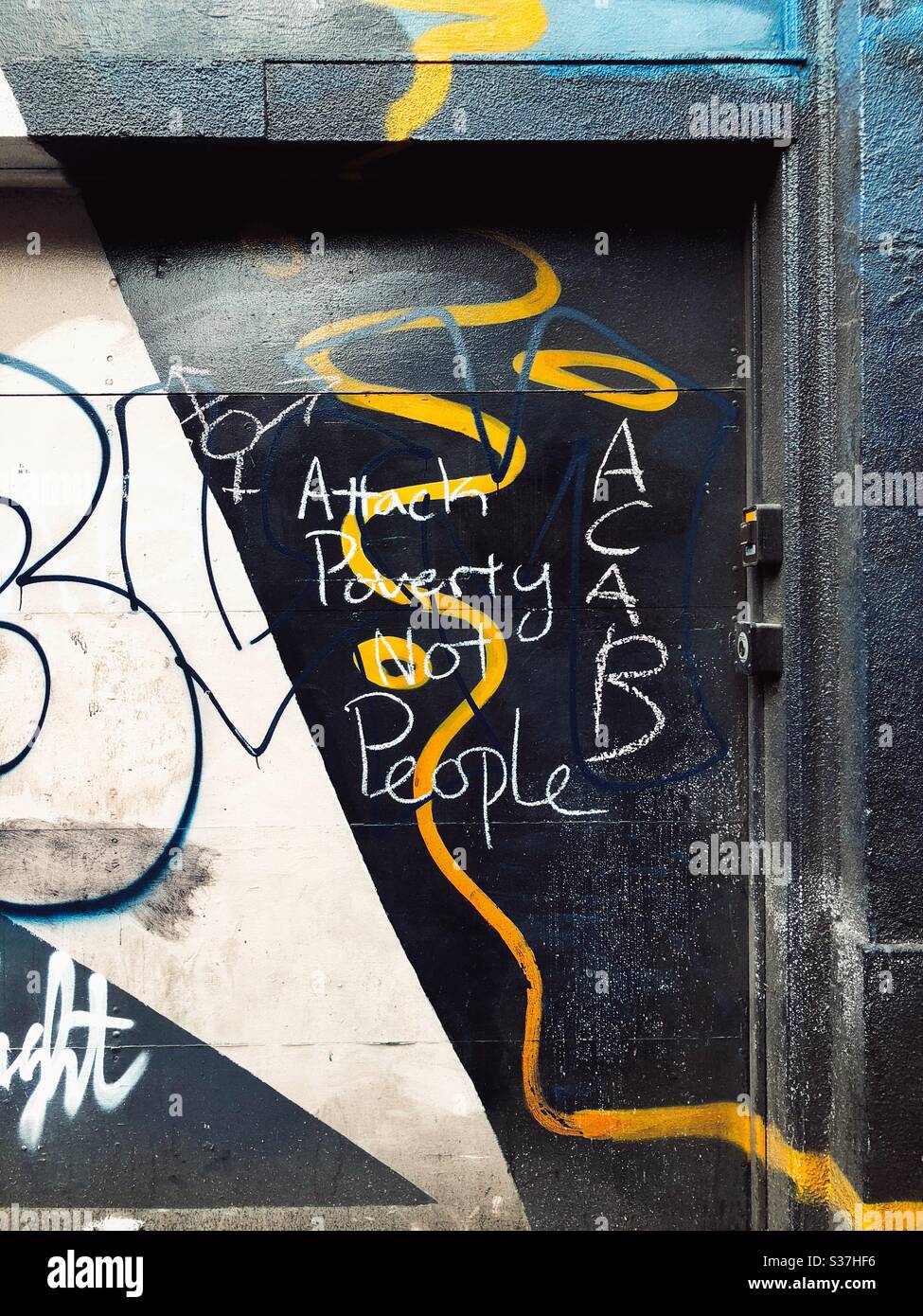 Attentato povertà non persone scritte sul muro dei graffiti nella zona autonoma DI TRINCIATURA a Seattle giugno 2020 Foto Stock