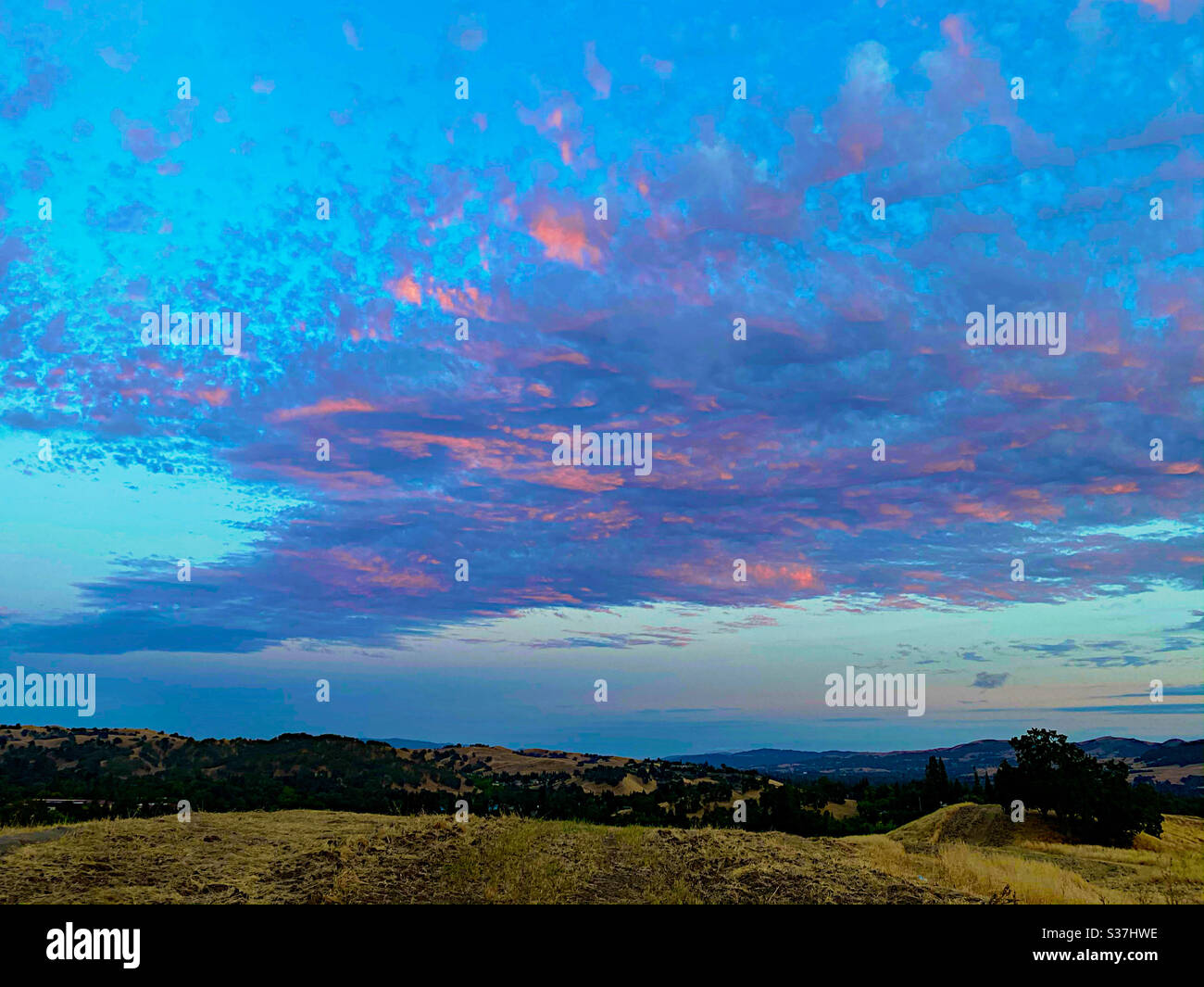 Nuvole al crepuscolo sulle colline della California Foto Stock