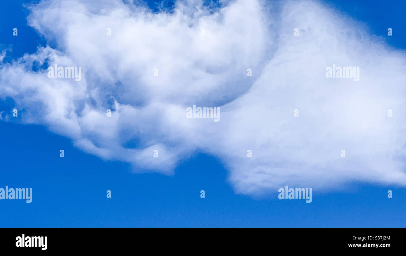 Nuvole bianche che si fondono nel cielo blu - Immagine stock catturata con smartphone