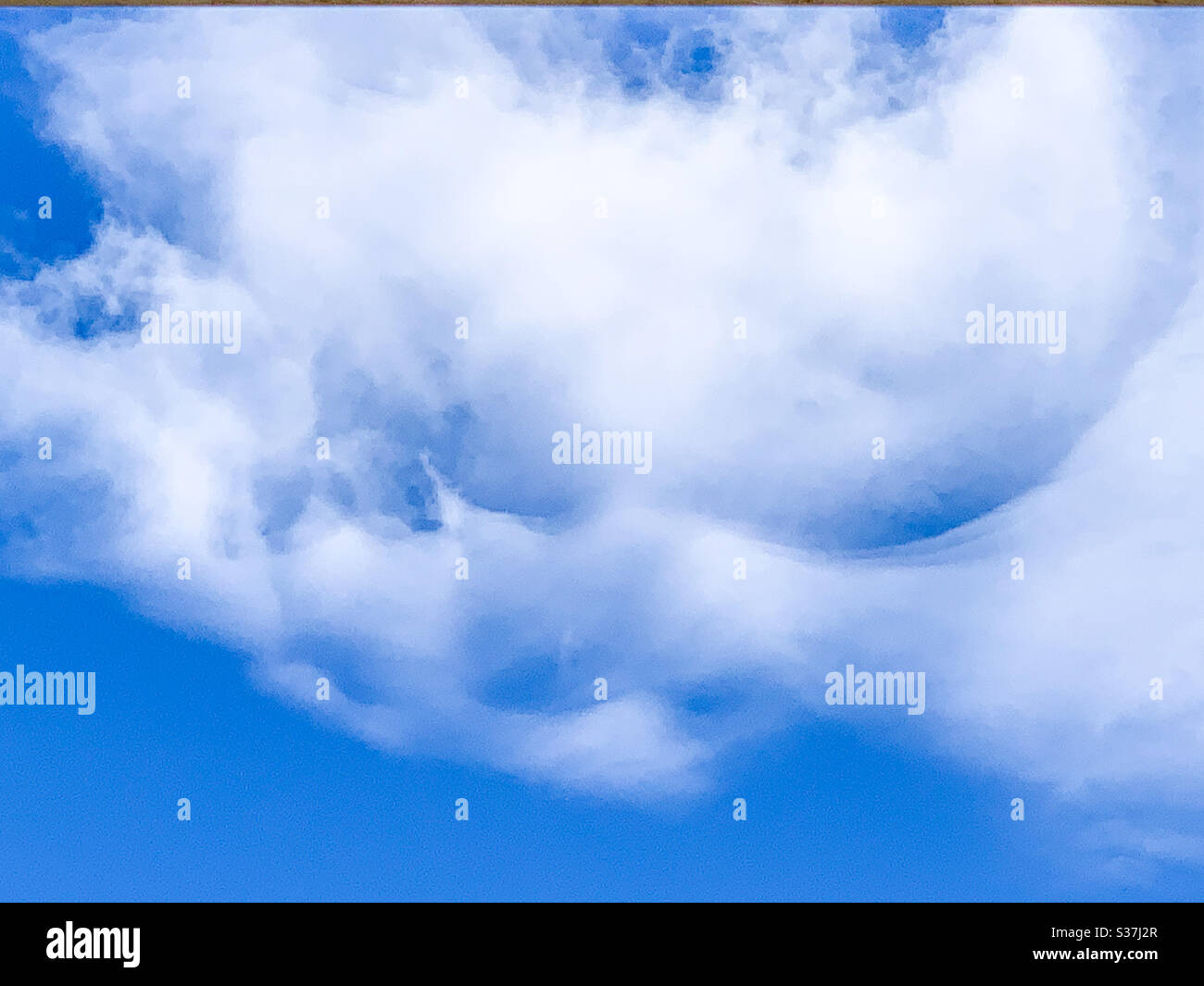 Cielo blu che si fonde in grandi e soffici nuvole bianche - Immagine stock catturata con smartphone