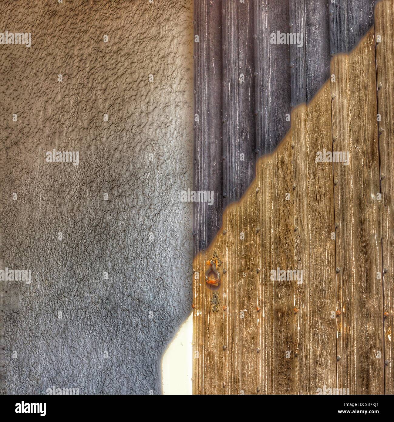 Porta in legno con forte ombra Foto Stock