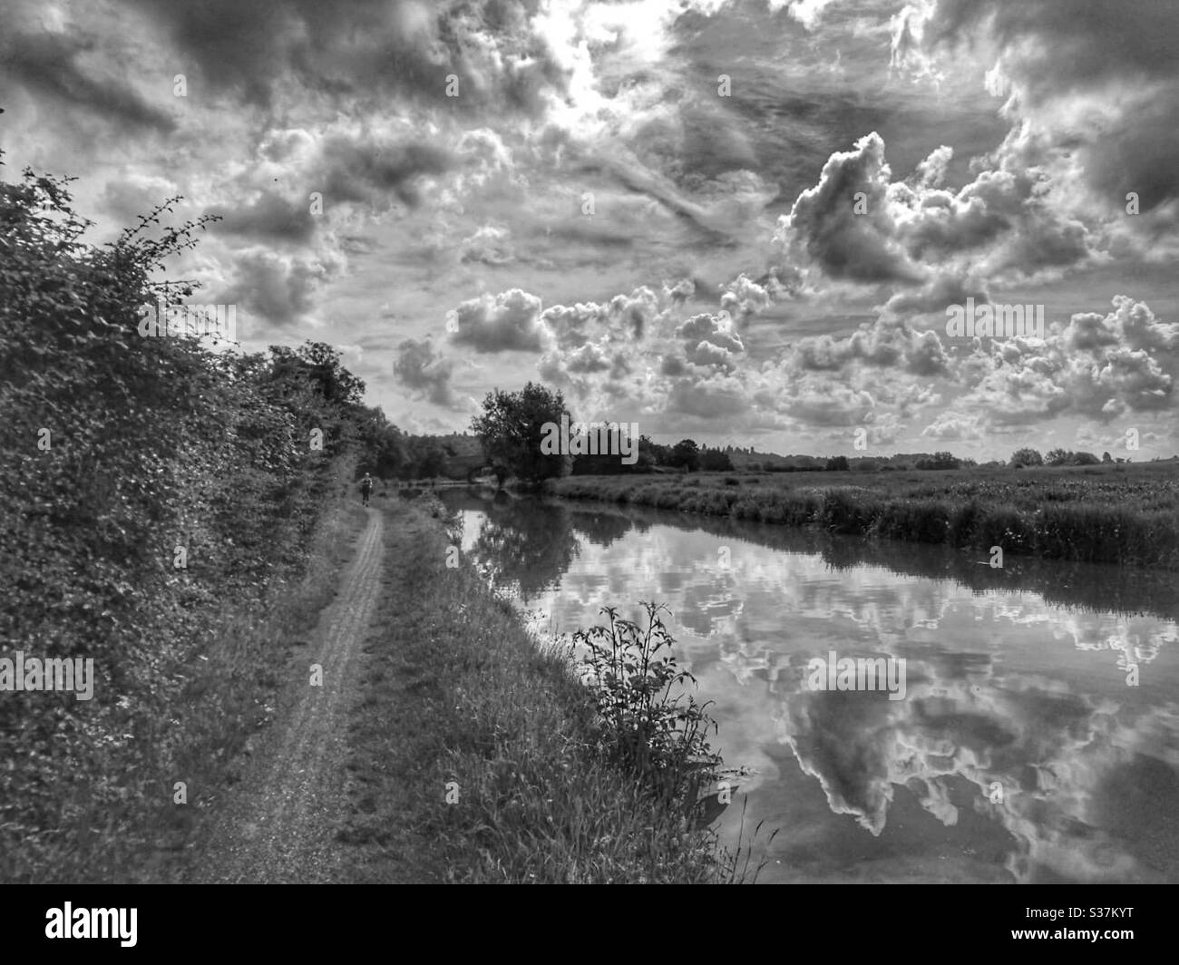 Nuvole che si riflettono sul canale Foto Stock