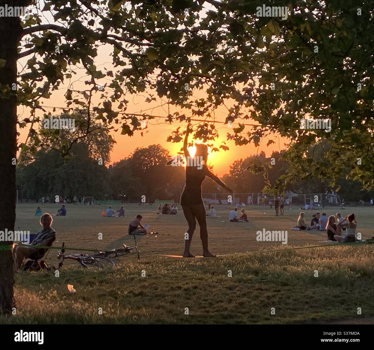 Donna in linea slack al tramonto a Clapham Common - Immagine stock catturata con smartphone