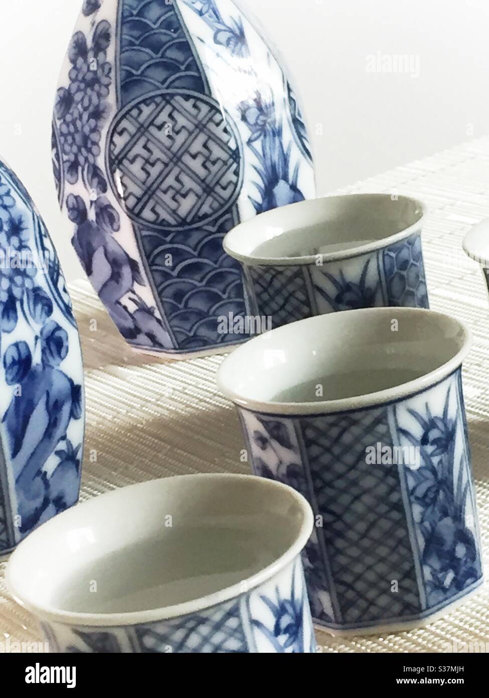 Set di bottiglie e tazze blu e bianco Foto Stock