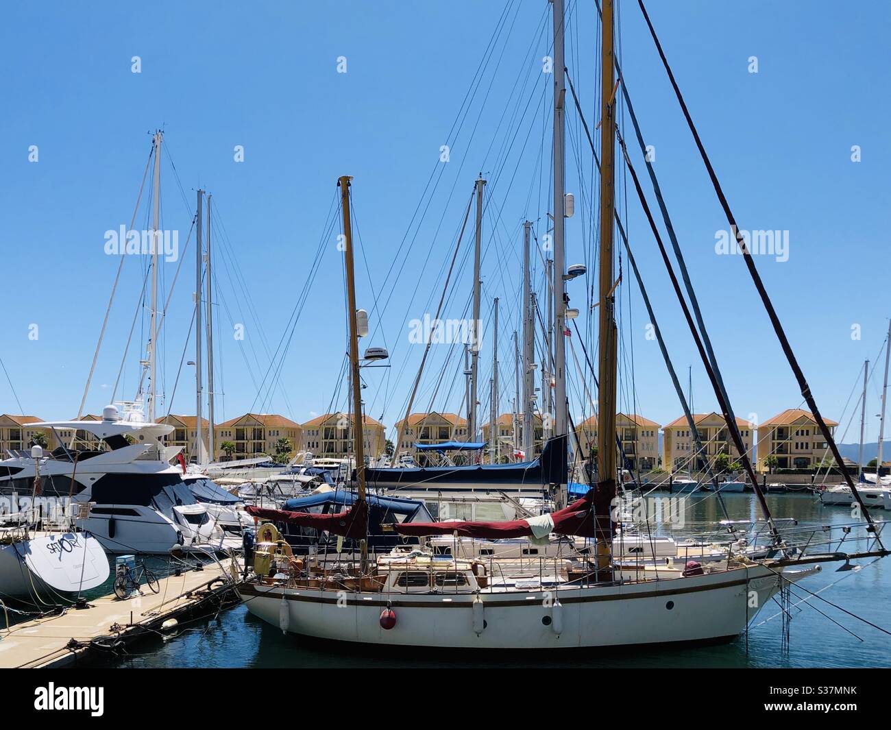 Barche a vela nel porto turistico di Queensway Quay a Gibilterra - Immagine stock catturata con smartphone