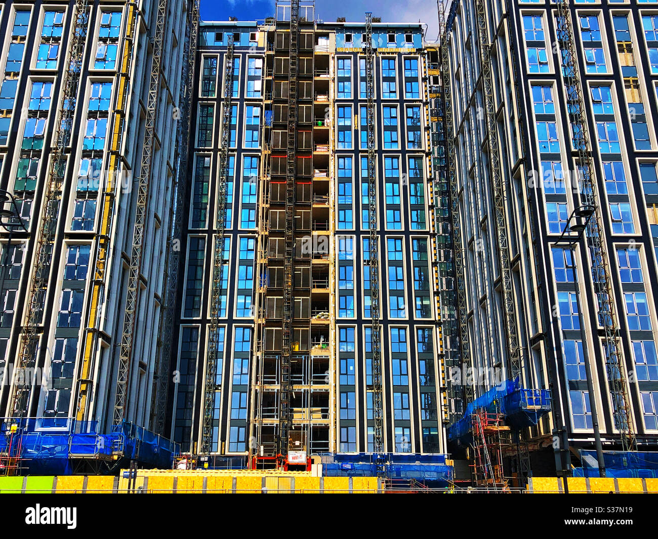Alto edificio in fase di rinnovo sul lungomare di Liverpool, Giugno 2020. - Immagine stock catturata con smartphone