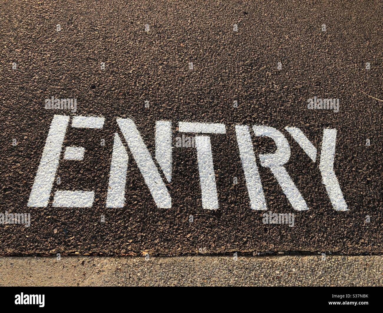 Cartello di ingresso scritto sulla strada Foto Stock