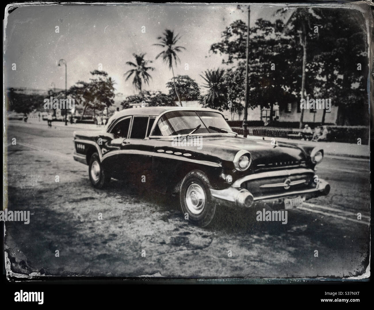 Buick coupé 1953 Super 8 sulle strade di la Habana Vieja, Cuba - Immagine stock catturata con smartphone