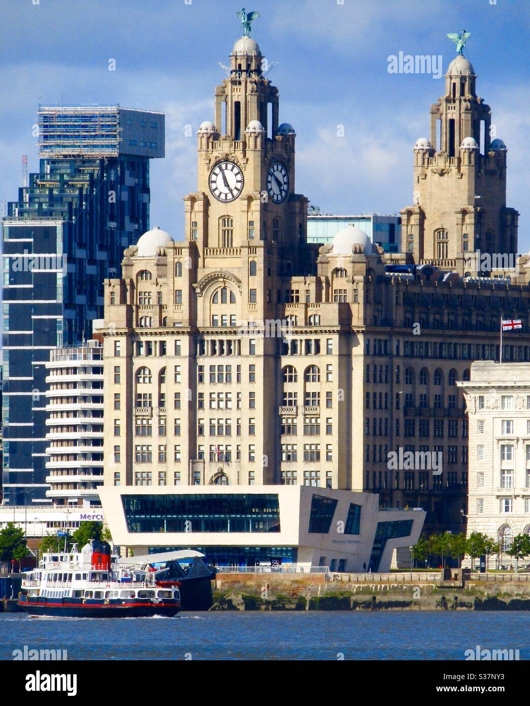 Mersey Ferry e liver building che si fermeranno in estate - Immagine stock catturata con smartphone