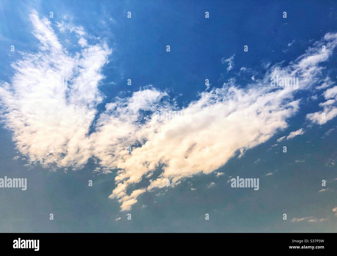 Formazione di nubi di ali di angelo. - Immagine stock catturata con smartphone