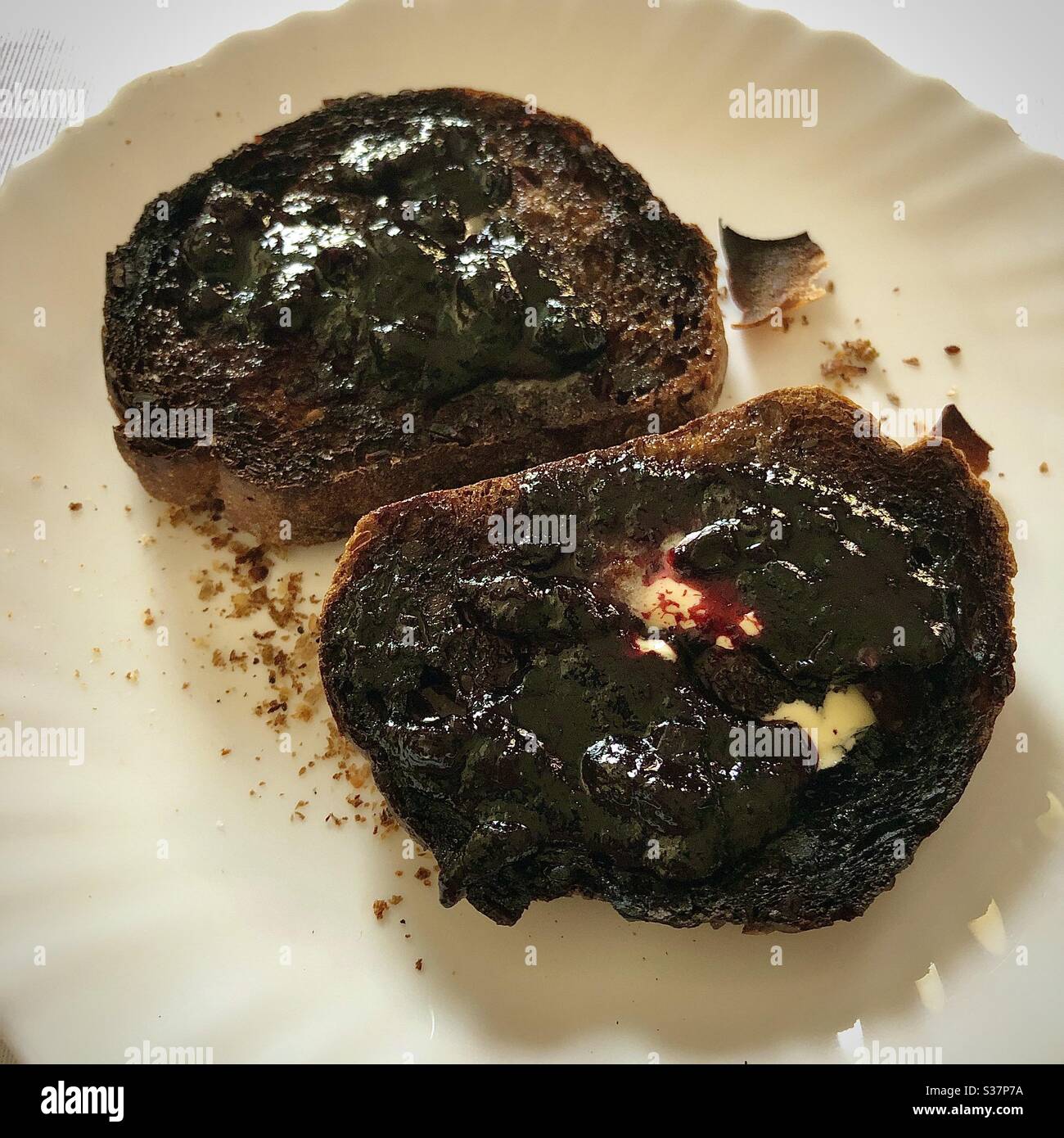 Due fette di pane tostato bruciato e marmellata di more. - Immagine stock catturata con smartphone Due fette di pane tostato bruciato e marmellata di more. - Immagine stock catturata con smartphone