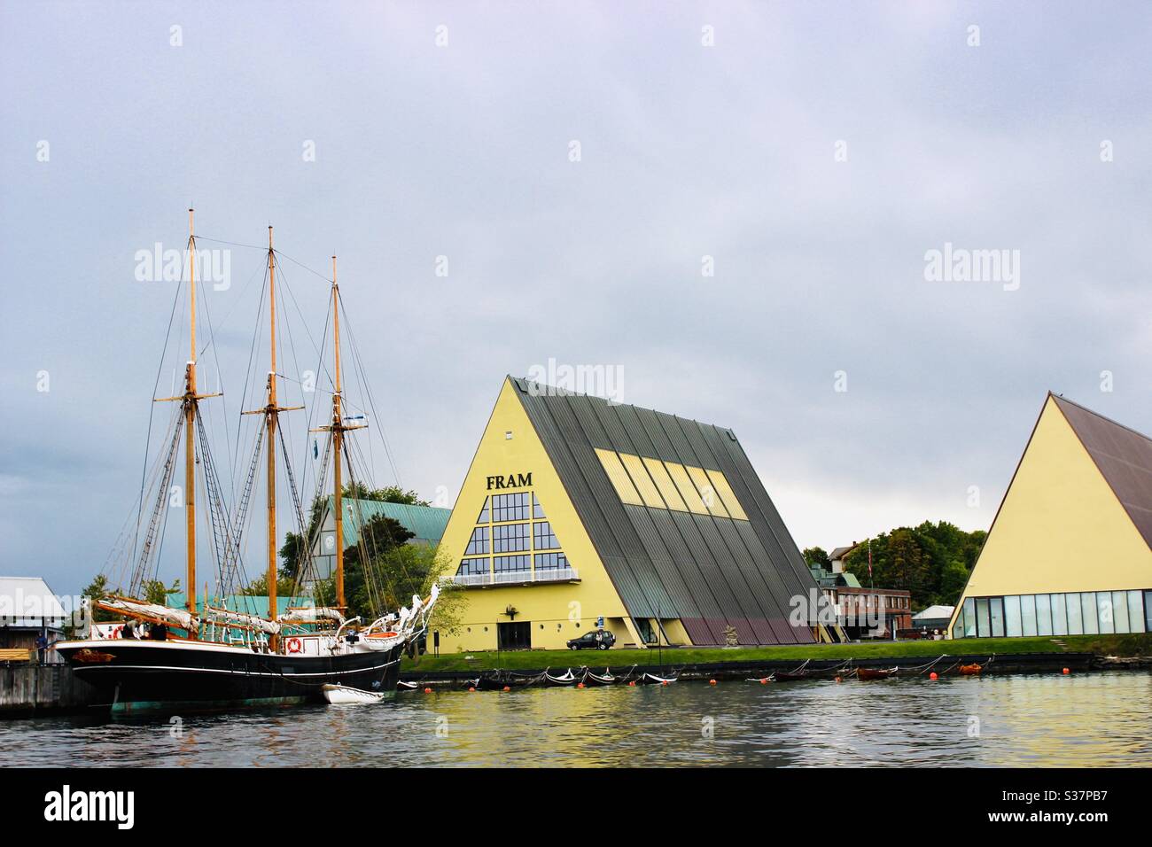 Casa vichinga norvegese con nave sul fiordo - Museo Fram a Oslo, Norvegia Foto Stock