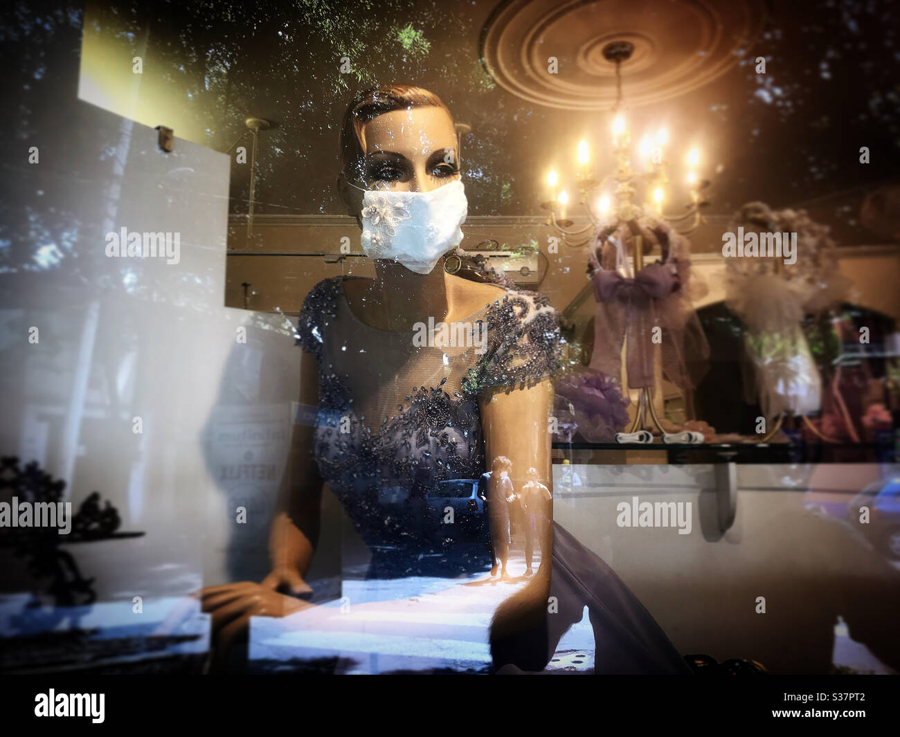 Una manichino femminile che indossa una maschera per la vendita in un negozio di moda a Città del Messico Foto Stock