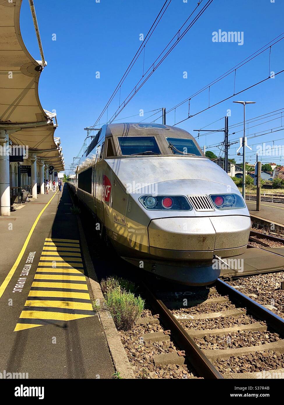 Treno espresso TGV francese ad alta velocità che attende alla stazione di Châtellerault, Vienne (86), Francia. Foto Stock