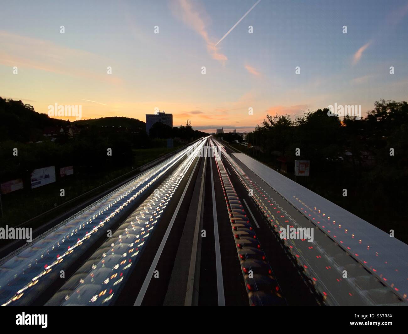 Sperimenta l'otturatore lento per ottenere una perfetta esposizione delle tracce luminose, Stoccarda, Germania - Immagine stock catturata con smartphone