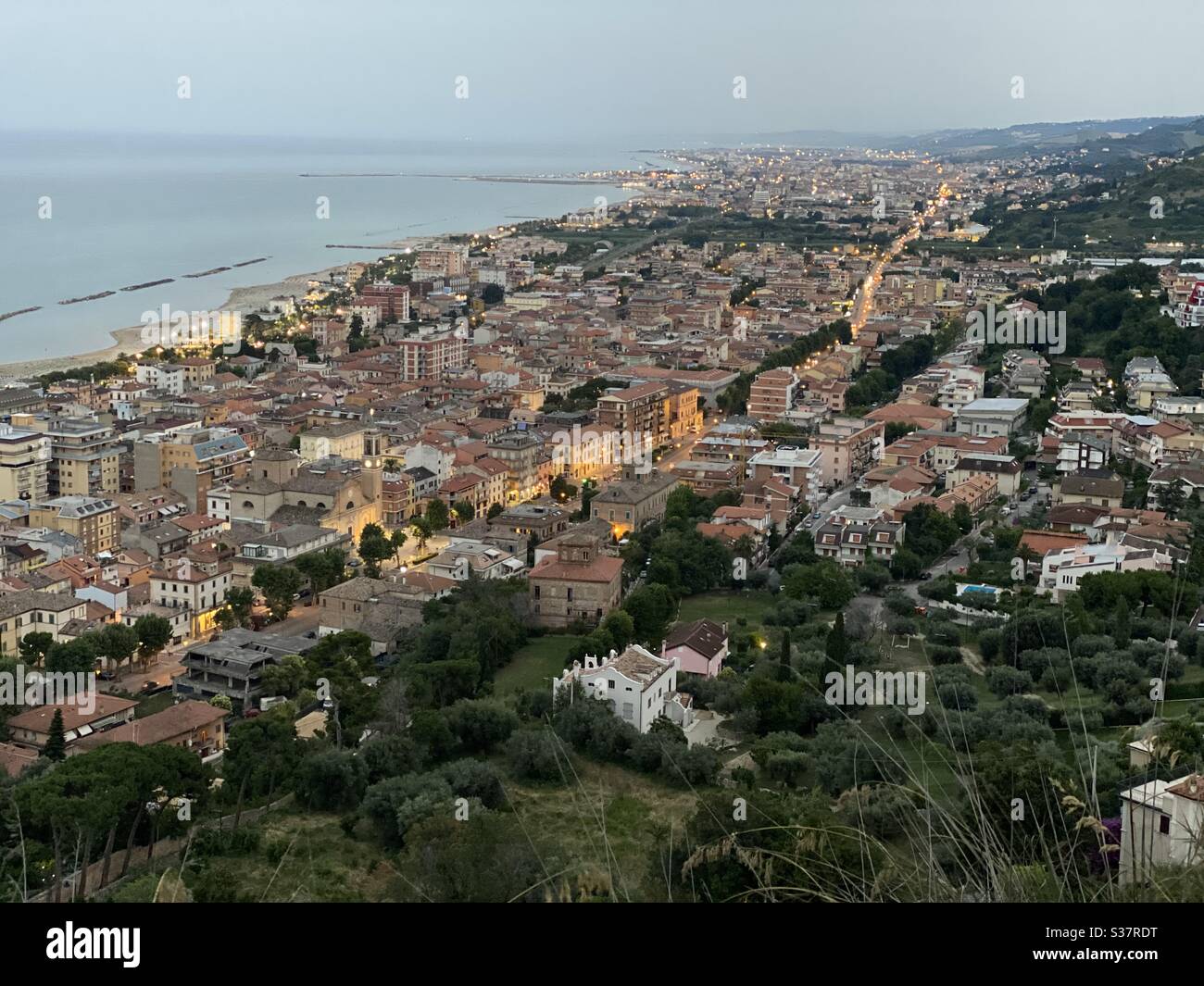 Vista costiera su Grottammare e San Benedetto del Tronto, nel tardo pomeriggio - Immagine stock catturata con smartphone