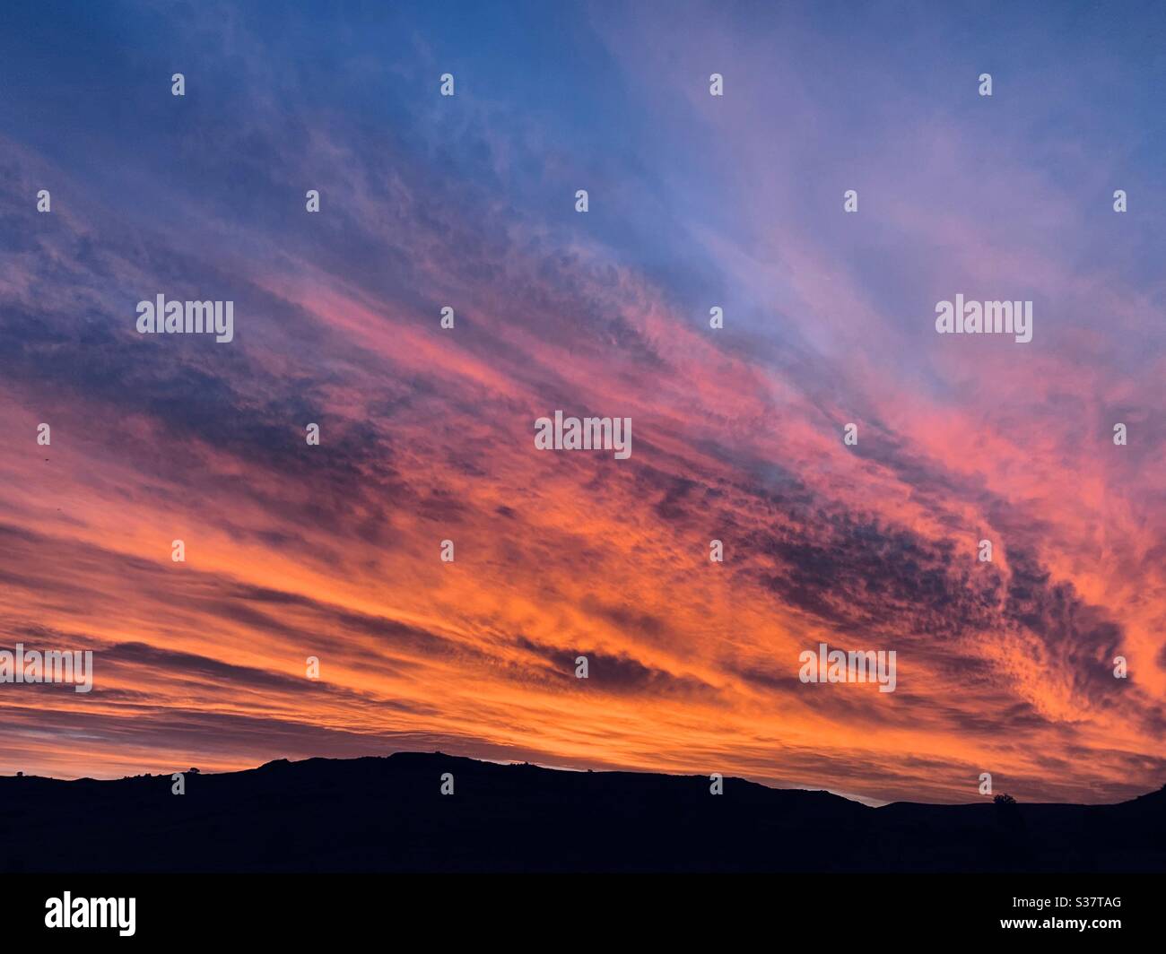 Incredibili cieli ardenti al tramonto Foto Stock
