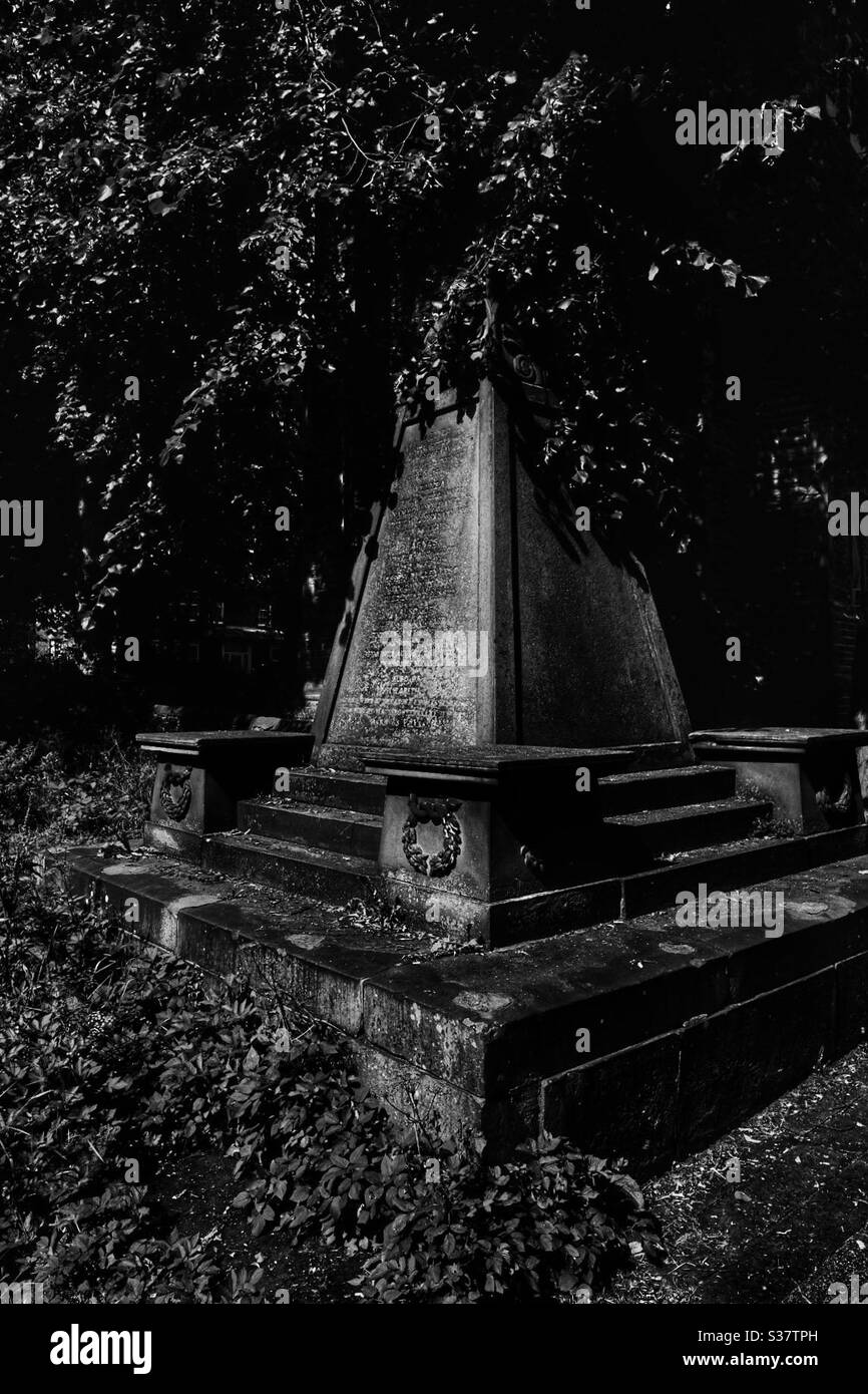 Monumento cimitero Monocromo Foto Stock