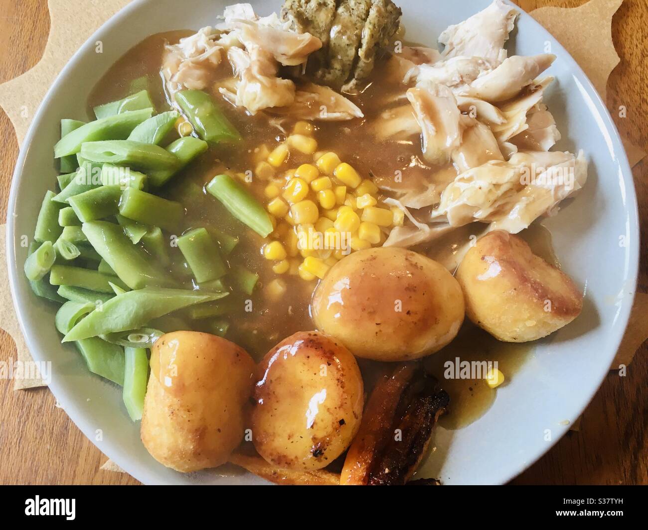 Cena di pollo arrosto - pranzo tradizionale della domenica Britannica Foto Stock