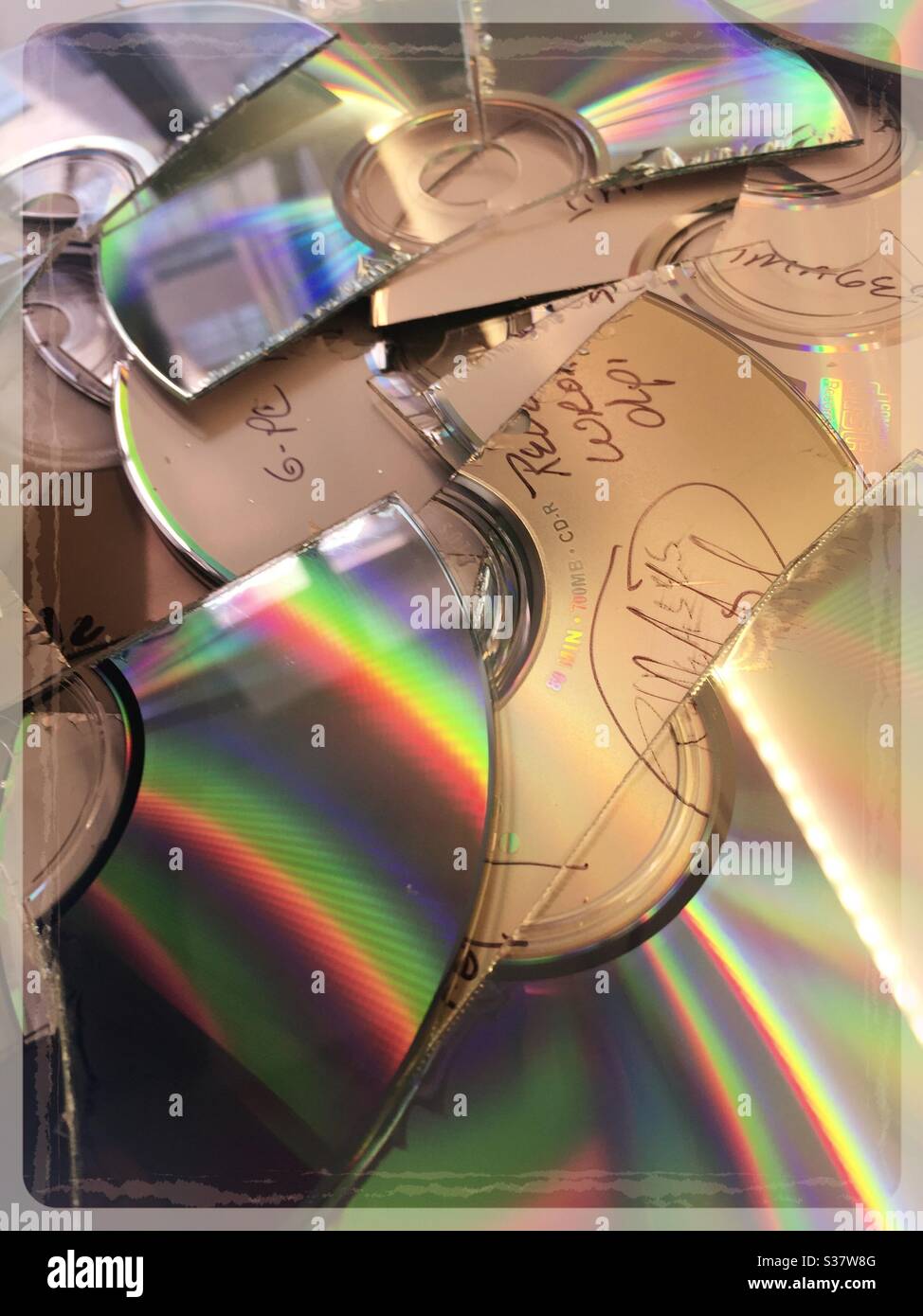 Primo piano di un gruppo di compact disc che sono stati tagliati in pezzi Foto Stock