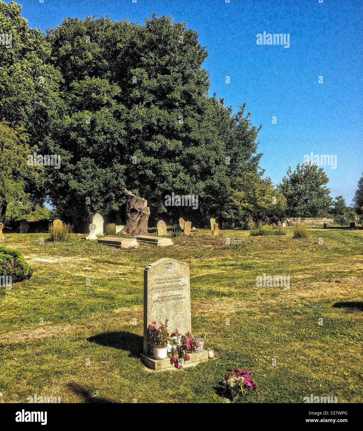 Cimitero della chiesa di St Augustine, Northbourne, Kent Foto Stock