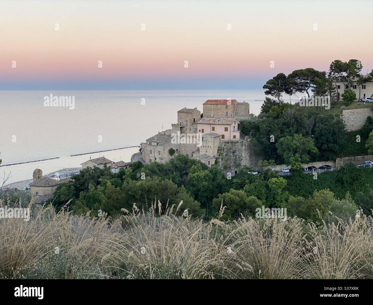 Tramonto all'orizzonte, antico borgo di Grottammare, Italia - Immagine stock catturata con smartphone
