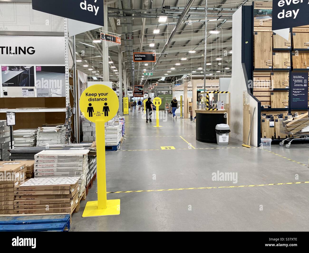Un negozio di fai da te B&Q a Liffey Valley, Dublino, Irlanda, con corsie per lo shopping chiaramente contrassegnate per le distanze sociali a causa della pandemia di Covid. - Immagine stock catturata con smartphone Un negozio di fai da te B&Q a Liffey Valley, Dublino, Irlanda, con corsie per lo shopping chiaramente contrassegnate per le distanze sociali a causa della pandemia di Covid. - Immagine stock catturata con smartphone