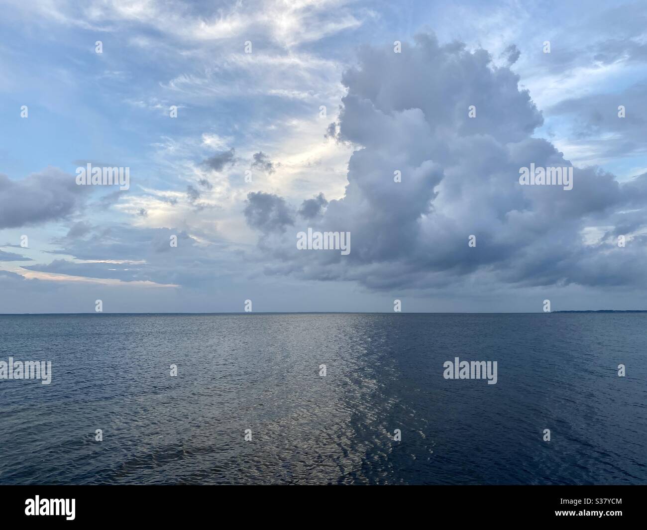 Grandi nuvole tempesta sopra l'acqua della baia Foto Stock