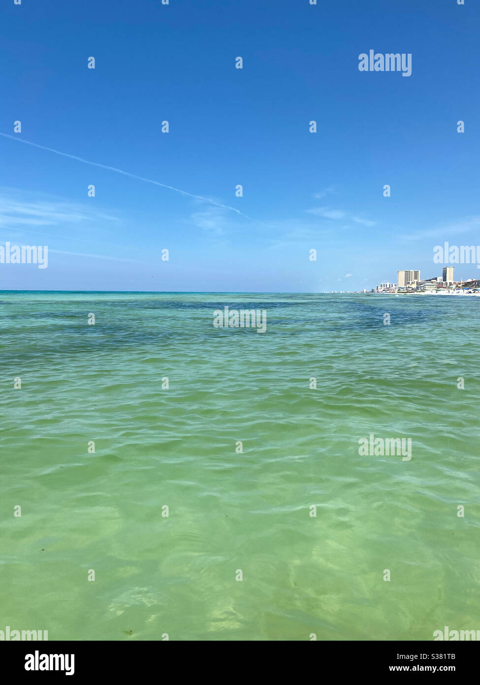 Vista del litorale sulla Costa Smeralda Florida dall'acqua - Immagine stock catturata con smartphone