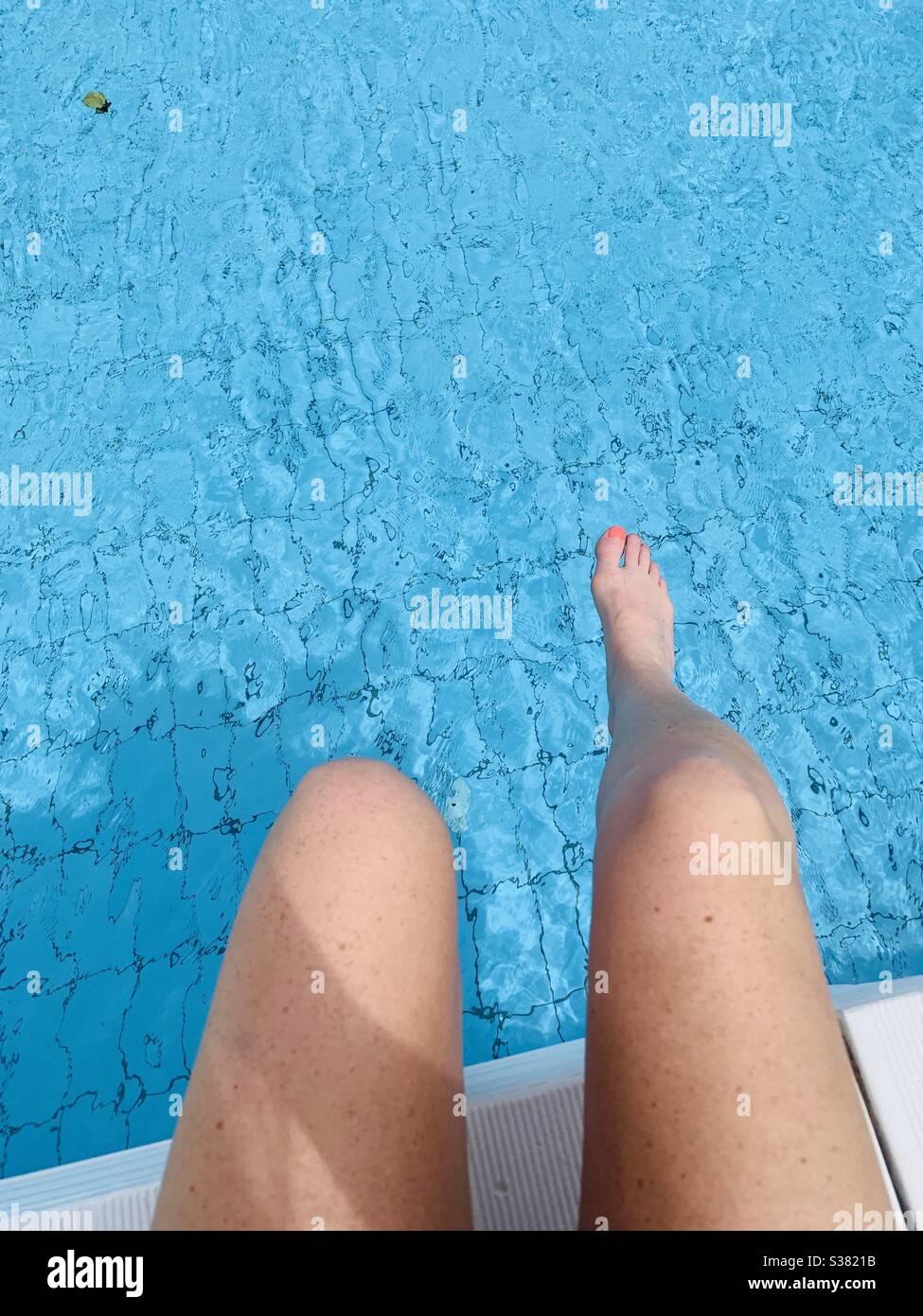 tempo di piscina in estate Foto Stock