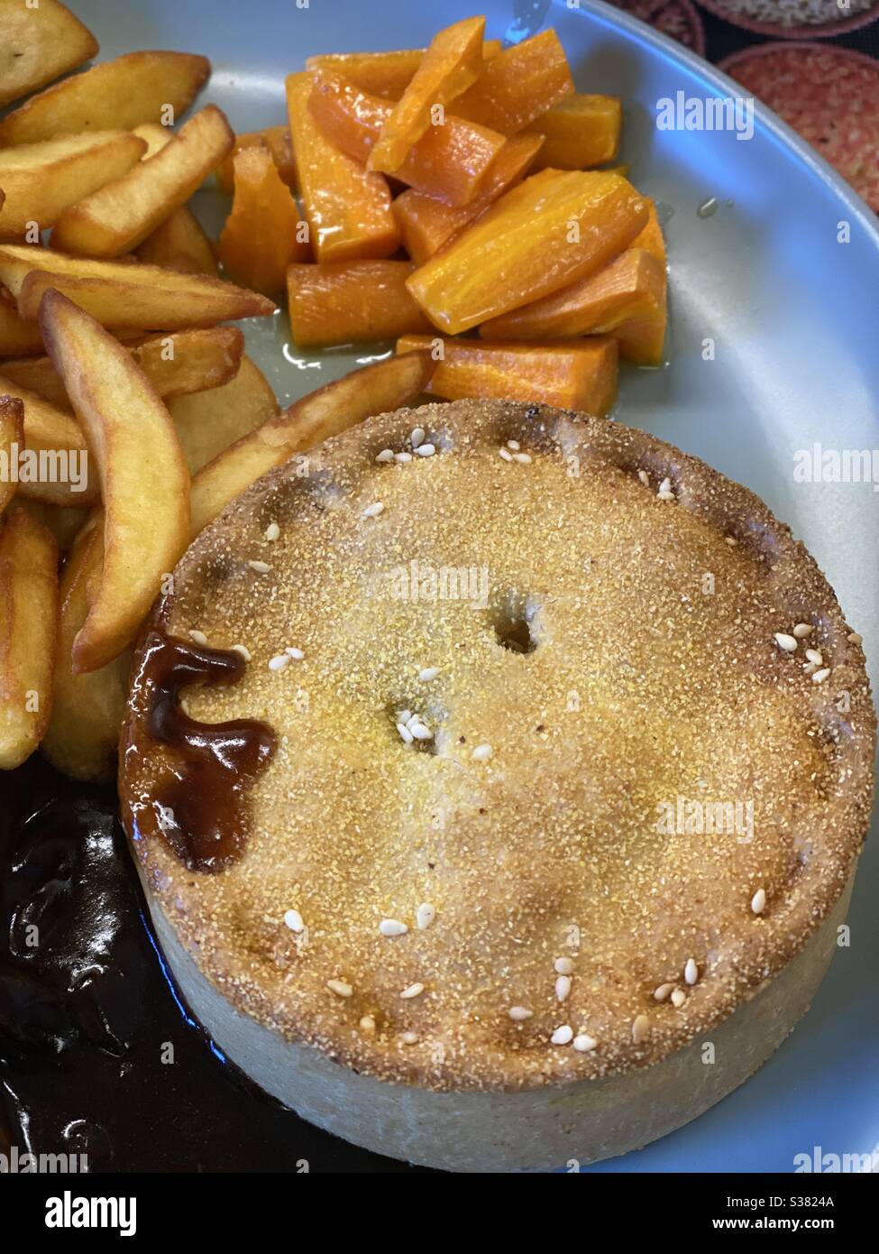 CornedBeef Pie, patatine, carote fatte in casa, sugo di cipolla Foto Stock