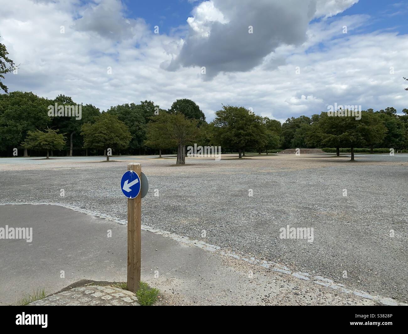 Parcheggio vuoto a Broomfield Road, Richmond Park - Immagine stock catturata con smartphone