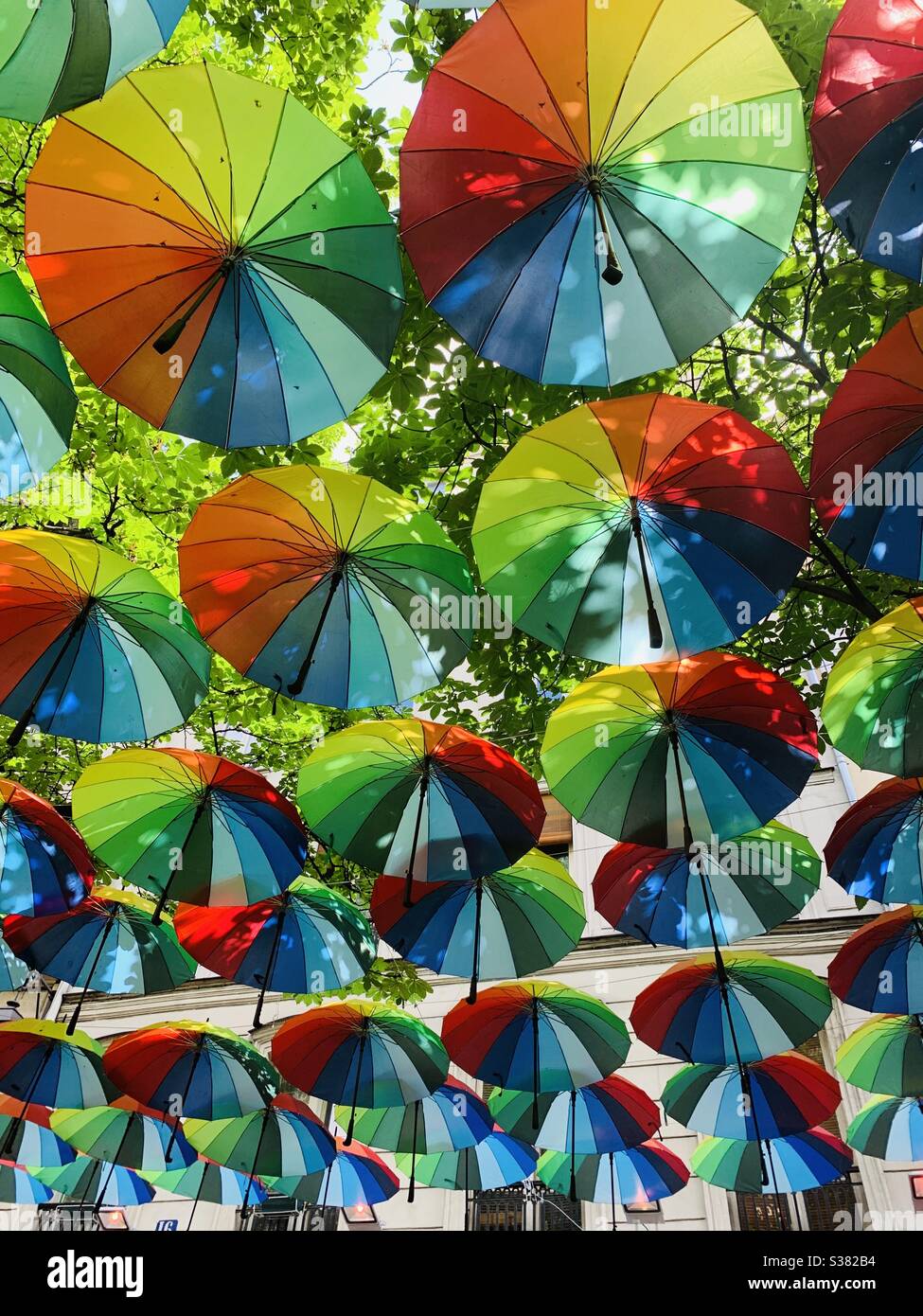 ombrelloni arcobaleno Foto Stock