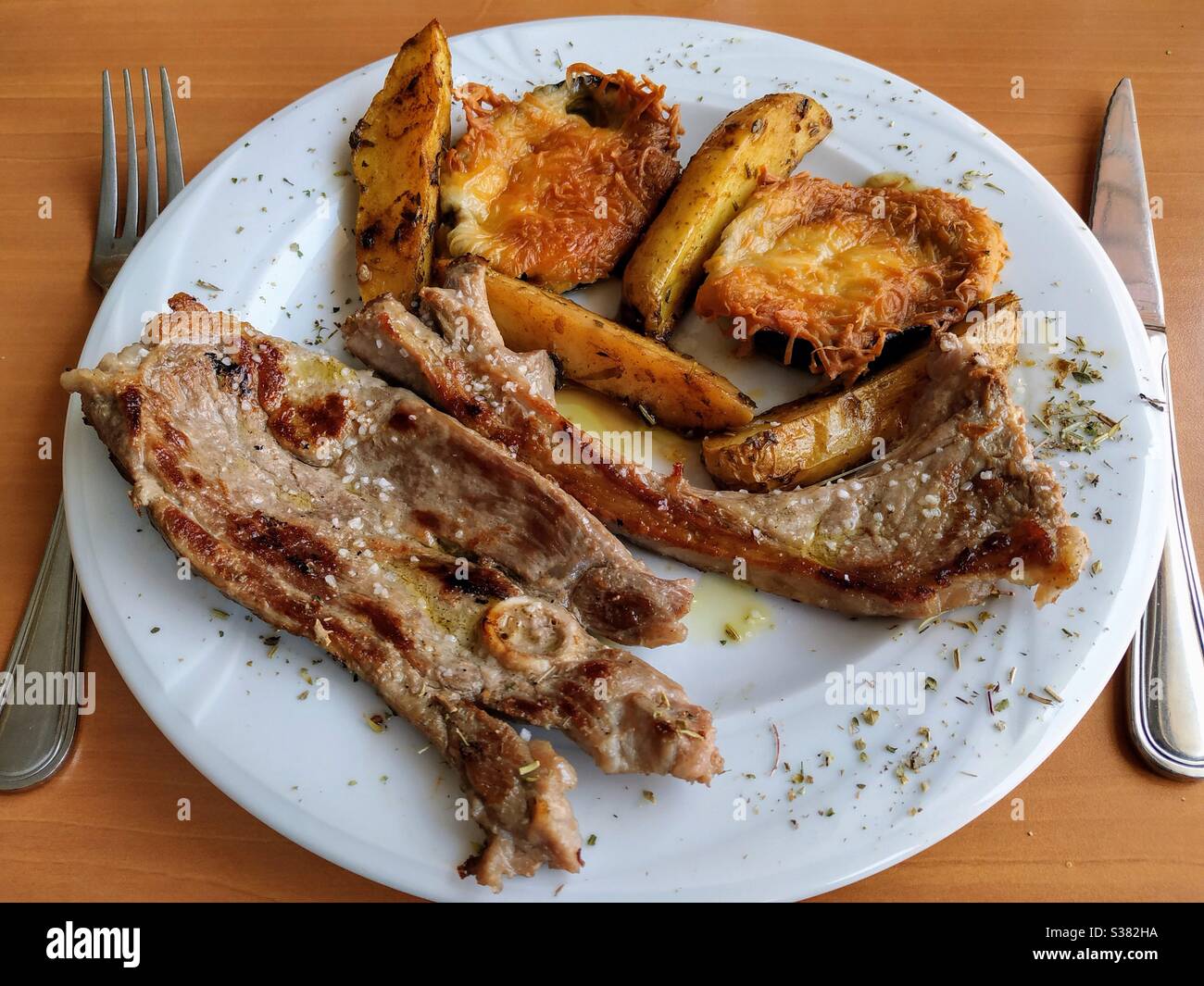 Carne di agnello alla griglia con verdure. Foto Stock