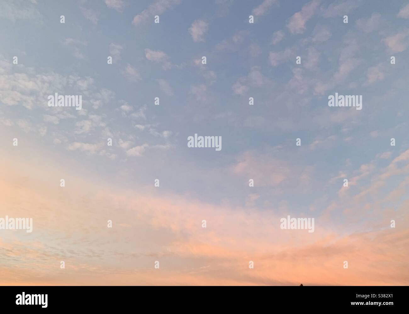 cielo viola tramonto Foto Stock