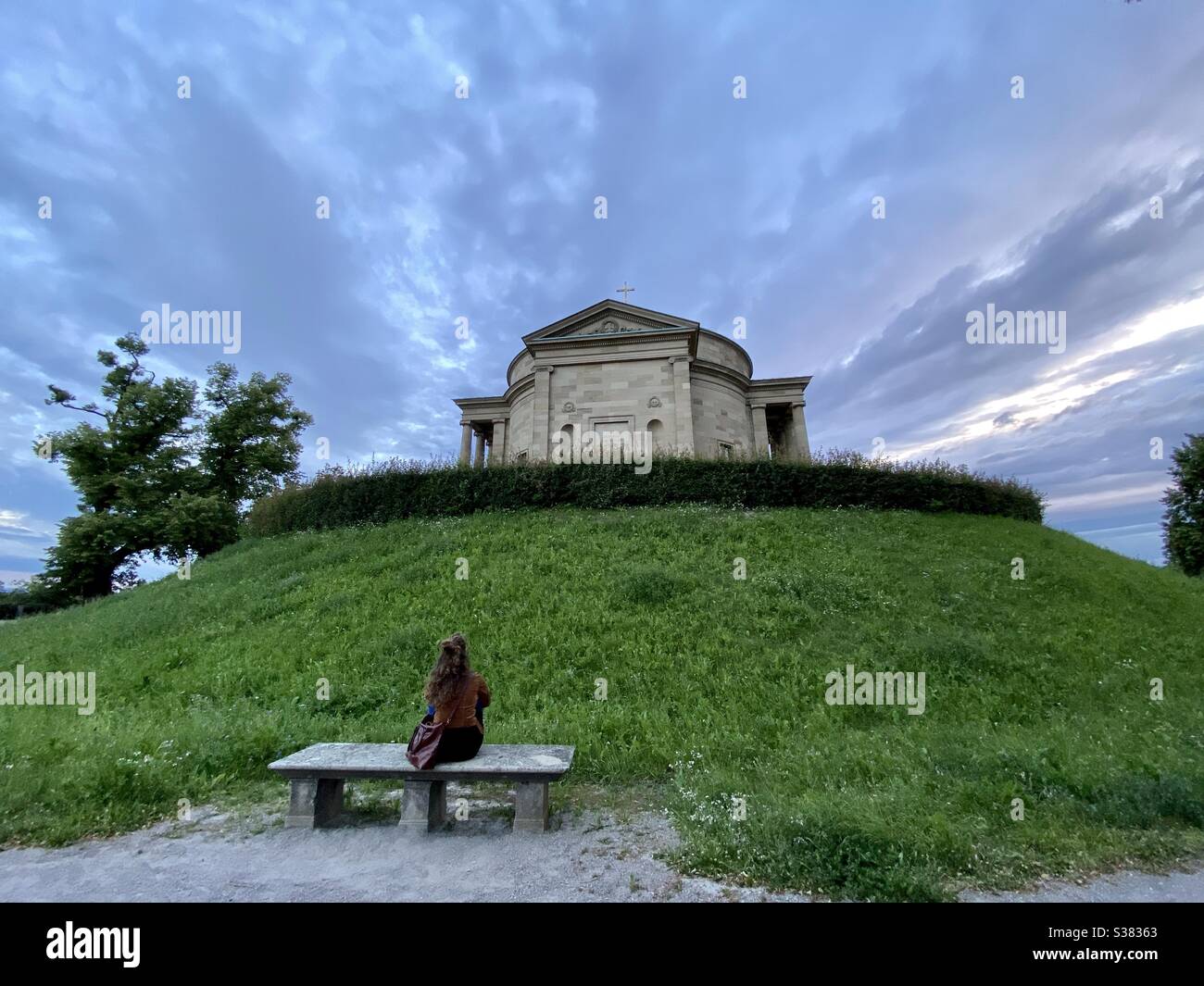 Una donna che guarda un artefatto storico, Stoccarda, Germania Foto Stock