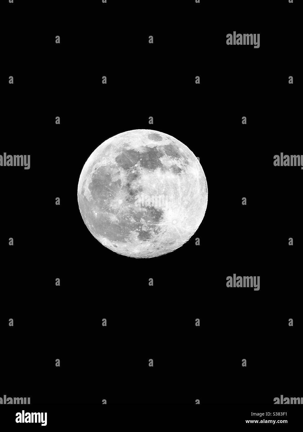 Una bella luna piena, che ho catturato sulla mia Panasonic FZ200 con il suo fantastico obiettivo f2.8 da 25-600mm. Sono stato molto soddisfatto del modo in cui è uscito questo scatto, e anche con gli altri che ho ottenuto quella notte. Foto Stock