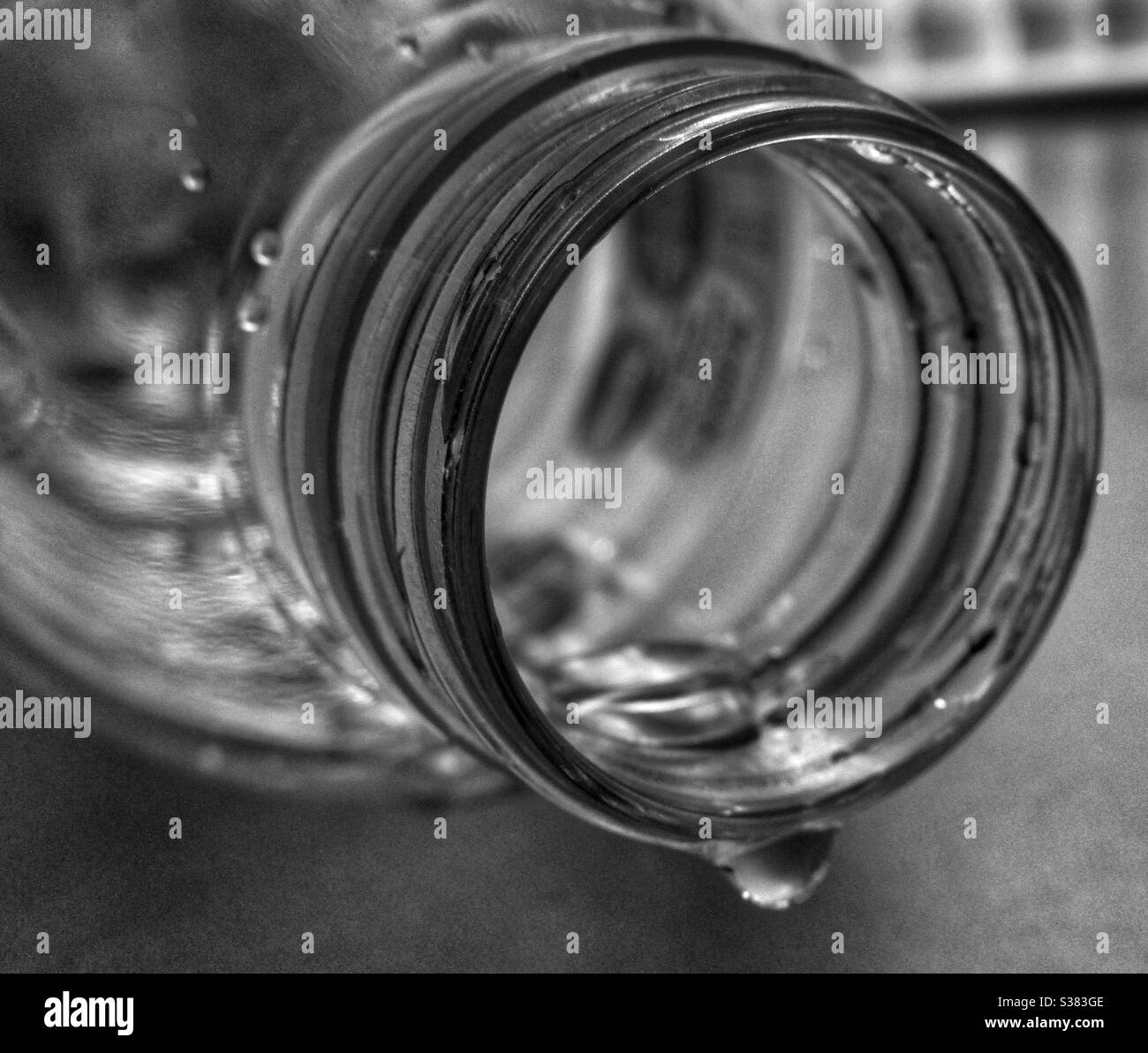 Macro Fotografia - gocciolina sul flacone - Immagine stock catturata con smartphone