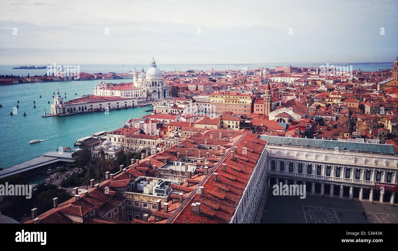 Una fotografia dal Campanile, che si affaccia sui tetti di Venezia, Italia. Foto Stock