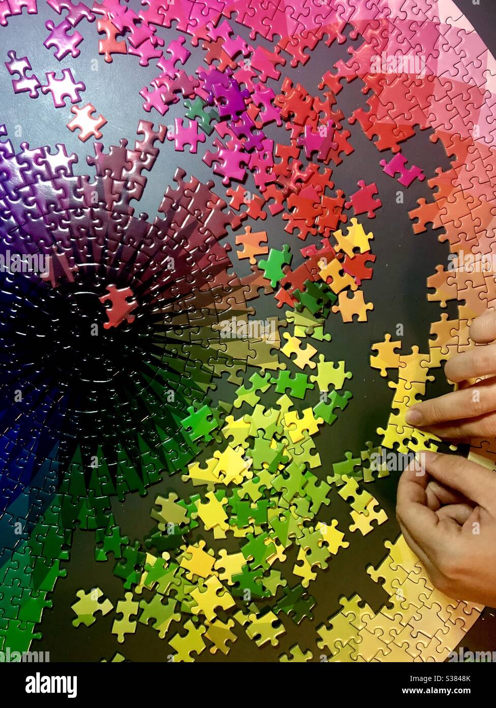 Completare un puzzle di grandi dimensioni - Immagine stock catturata con smartphone