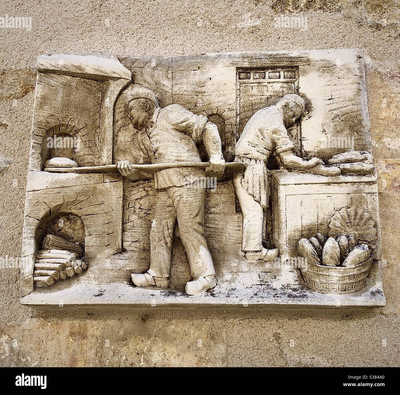 Placca di bassorilievo sopra l'ingresso di Boulangerie - Francia. - Immagine stock catturata con smartphone